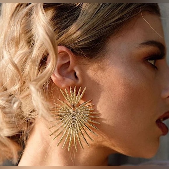 SHASHI
Throne Earring in Gold - Picture 1 of 12